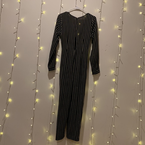 NWT black& white stripe long sleeve jumpsuit with full zipper in back. Sz small. - Picture 5 of 7
